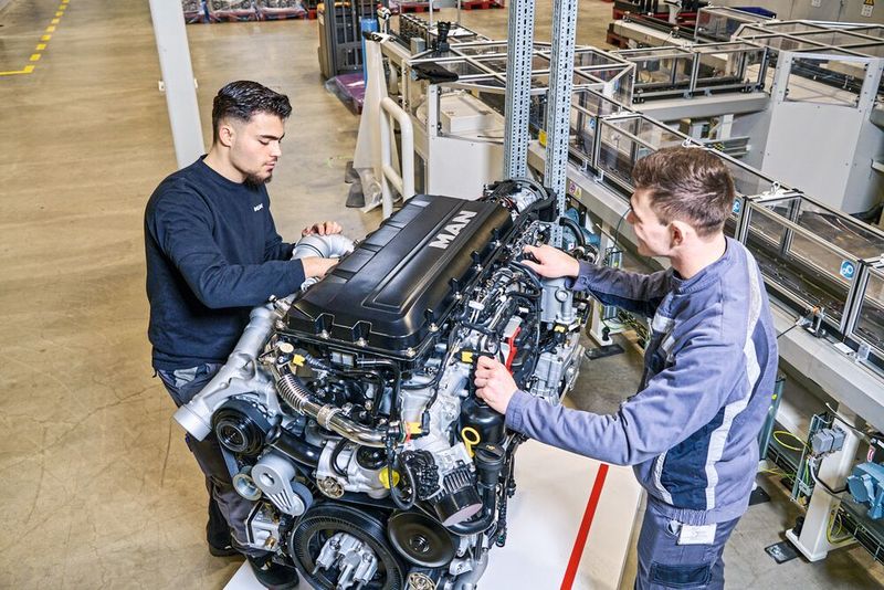 Der hocheffiziente neue 13-Liter-Dieselmotor MAN D30 soll die letzte Generation des Dieselmotors aus Nürnberg sein. Parallel dazu ist die Batteriefertigung am Standort Nürnberg angelaufen.(Bild:  MAN)