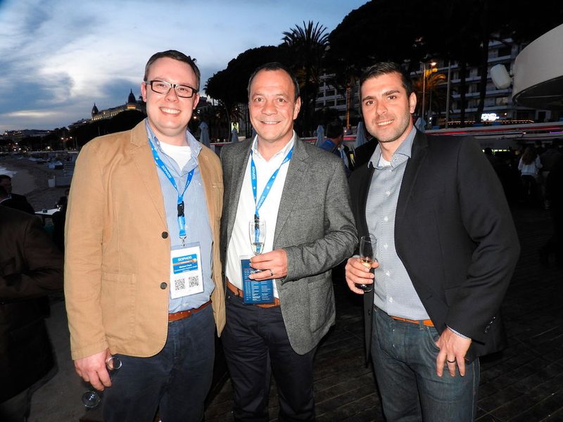 (v. l.): Michael Chyla (Communication Systems) stößt mit Detlef Heinzig (Comsys) und Welat Grigoleit (Sophos) an. (Bild: Sophos)