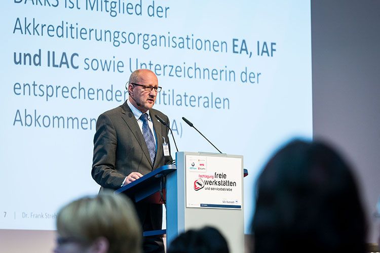 Als nächstes klärte Frank Strehle, Kundenberater bei Deutsche Akkreditierungstelle (DAkks), über die Rolle der DAkks bei der periodischen Kfz-HU durch amtliche Überwachungsorganisationen auf. (Stefan Bausewein)