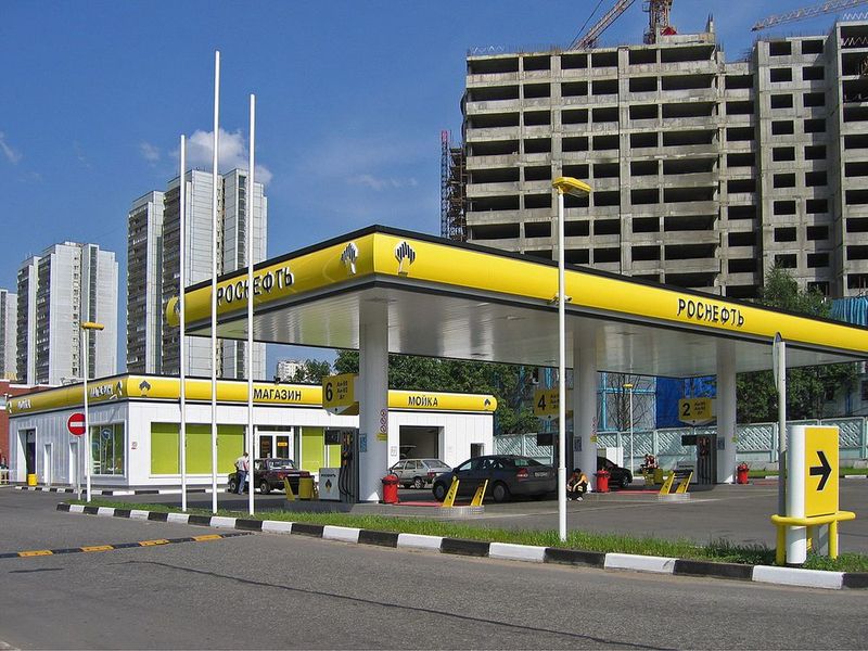 Platz 9: Rosneft - 53,3 Milliarden Euro Marktwert (Bild: Rosneft filling station in Moscow / A.Savin / CC BY-SA 3.0)