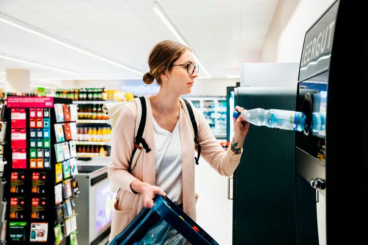 Das deutsche Pfandsystem gilt im internationalen Vergleich als Paradebeispiel. Kein Wunder: Im Jahr 2019 wurden 94 Prozent aller PET-Flaschen stofflich verwertet.  (Forum PET)