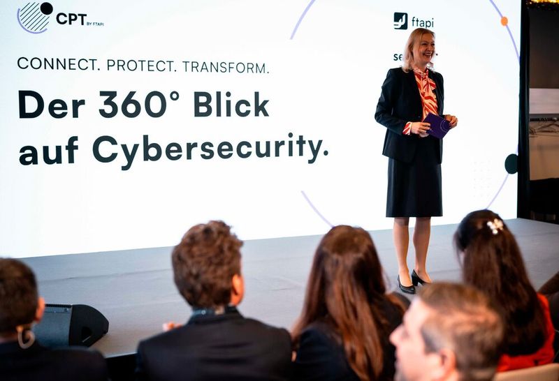 Die Moderatorin der Veranstaltung, Carmen Hentschel, eröffnet die CPT 2026.  (Bild: Marie Pietruschka/Ftapi)