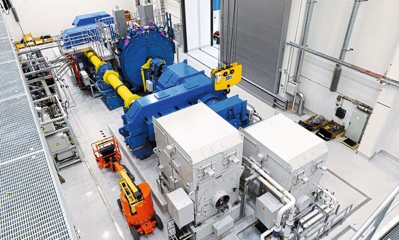 Les deux moteurs gris de moyenne tension qui équipent le banc d'essai (Prime Mover et Superposition Drive) délivrent jusqu'à 11 MW de puissance. (Steffen Weigelt/Rolls-Royce)