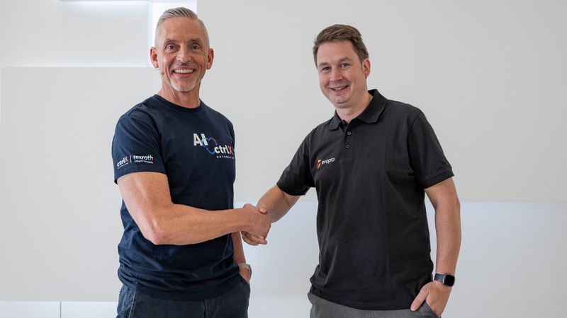 v. l.: Steffen Winkler, Vertriebsleitung Automation & Electrification Solutions bei Bosch Rexroth und Stefan Kraus, Head of Product Development Evopro Systems Engineering freuen sich auf die Zusammenarbeit. (Bild:  Bosch Rexroth AG)