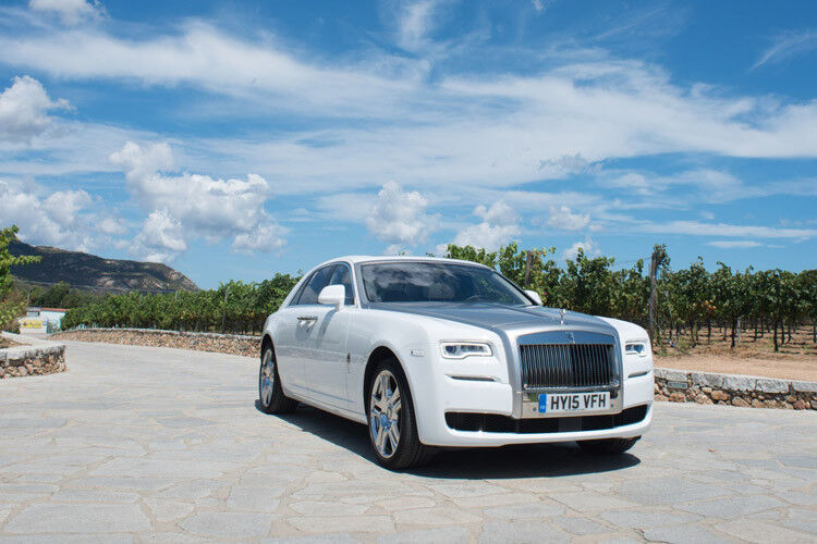 Unter anderem der Ghost kann jederzeit für eine Testfahrt entlang der Costa Smeralda gebucht werden. (Foto: Rolls Royce)