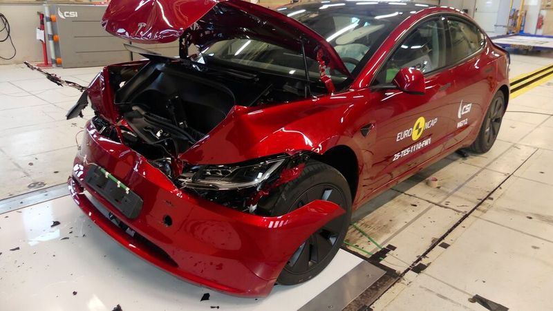 Bei den großen Familienautos setzte sich der Tesla Model 3 an die Spitze. (Bild: Euro NCAP)