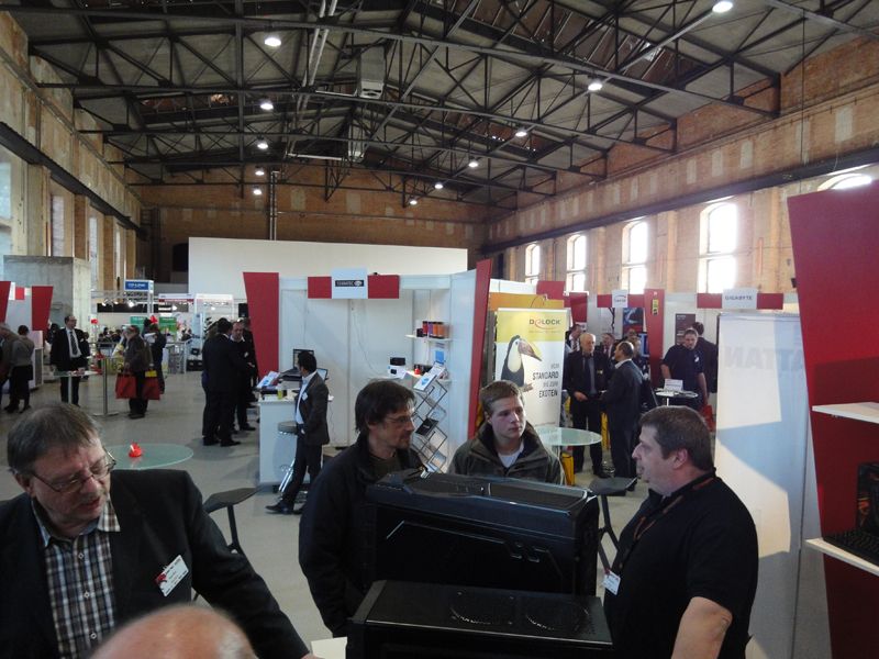 Manfred Pieper (r), Thermaltake, im Gespräch (Archiv: Vogel Business Media)