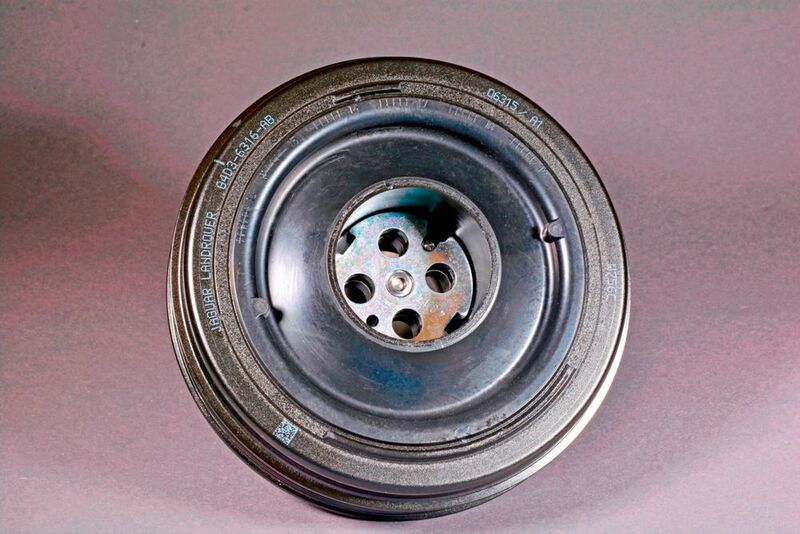 Drehschwingungsdämpfer von Winkelmann, mit integrierter, entkoppelter Riemenscheibe für Jaguar. (Bild: Provvido)
