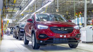 Der Versorgungsengpass bei Halbleitern hat Opel erwischt. In Eisenach wird die Produktion gedrosselt.  (Bild: Opel)
