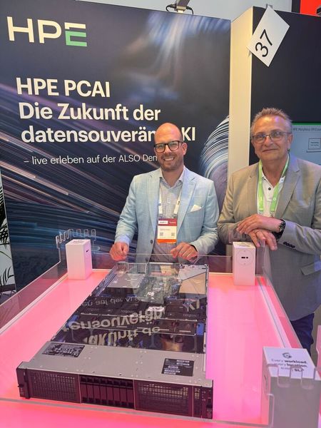 Datensouveräne KI präsentiert von Sebastian Schönlau (l., HPE) und Volker Kessler (ALSO) (Bild: Vogel IT-Medien GmbH)