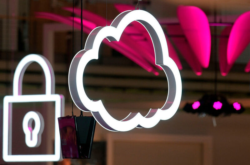 Pünktlich zur CeBIT nahm die Deutsche Telekom ihre „Open Telekom Cloud“ online. Mit Huawei als Technologiepartner bietet der rosa Riese eine Public Cloud aus deutschen Rechenzentren. Als ersten Partner präsentiert die Deutsche Telekom SAP und damit gleich den ersten namhaften Referenzkunden. (Deutsche Messe)