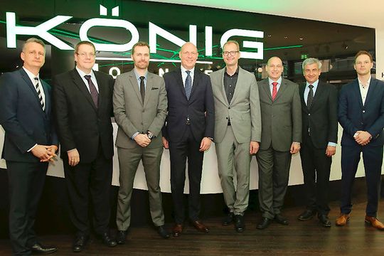 Bei der Vertragsunterzeichnung in der König Lounge: (v. li.) Danilo Meile (Brand Manager Jeep im Autohaus König), Oliver Materson, Jan Scheidgen, Udo Kirk (alle FCA), Dirk Steeger (Geschäftsführer Autohaus König), Roger Matz (Leiter Netzentwicklung bei König), Steffen Höpcke (Brand Manager Fiat, König), Marcel Diebert (Brand Manager Fiat Professional, König). (Foto:  Fiat)