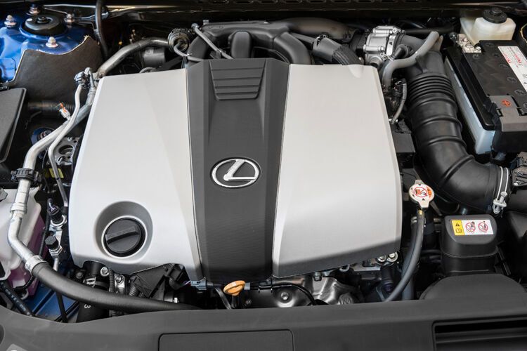 ... Den Lexus wird es für Westeuropa zum Start nur in der 300h-Variante geben. Dort leisten ein 2,5-Liter-Vierzylinder-Benziner und ein Elektromotor zusammen 218 PS. (Lexus)