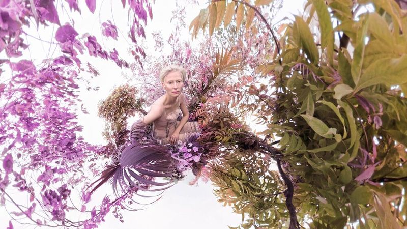 Die Schottin Tilda Swinton ist ebenfalls mit der Erde, der Natur verbunden. (Bild: © Pirelli Calendar 2026 by Sølve Sundsbø)