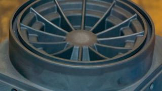 SD Formentechnik hat sich in Sachen Hartbearbeitung und Grafitfräsen einen hohen Stand erarbeitet – und kontinuierlich wird weiter an den Fräsprozessen gefeilt. Dieses Testobjekt betrifft die Grafitbearbeitung: Bei dieser Elektrode für die Innenkontur des Gehäuses eines Lüfterdeckels konnte die Fräszeit halbiert werden. Werkzeuge von MMC Hitachi Tool Engineering Europe haben dabei eine wichtige Rolle gespielt. (MMC Hitachi Tool / SD Formentechnik)