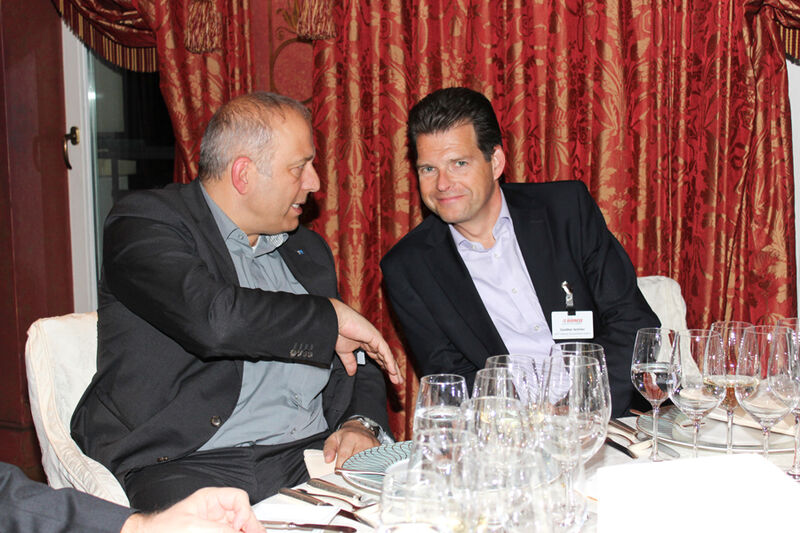 Uwe Brand (Raber und Märcker, l.) mit Günther Schiller (ACP Holding) (IT-BUSINESS)