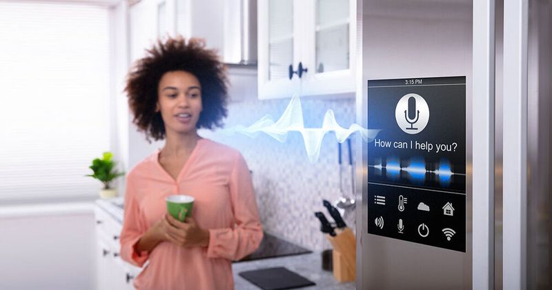 Im Smart Home können Nutzer und Nutzerinnen dank VIT „Speech-to-Intent“ smarte Geräte per Sprache bedienen, ohne sich Befehle merken zu müssen. Im Smart Home können Nutzer und Nutzerinnen dank VIT „Speech-to-Intent“ smarte Geräte per Sprache bedienen, ohne sich Befehle merken zu müssen.