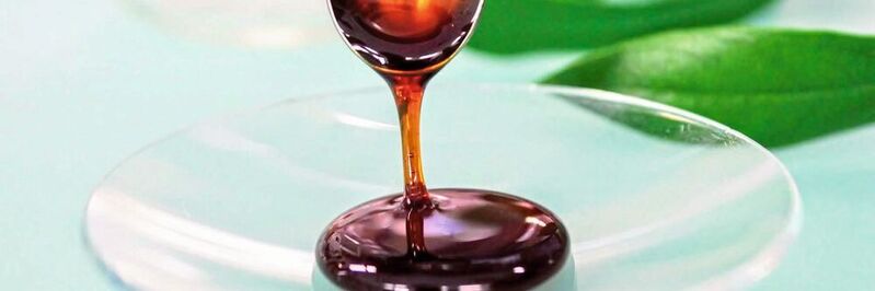 Aus Oliventrester lassen sich hochwertige Komponenten gewinnen. Der Rohextrakt erinnert an dunklen Honig.