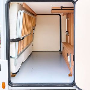 Außerdem bietet der Alkoven A699 DVB im Heck eine gerüumige Garage, sofern das Bett weggeklappt wurde.(Bild:  Forster)