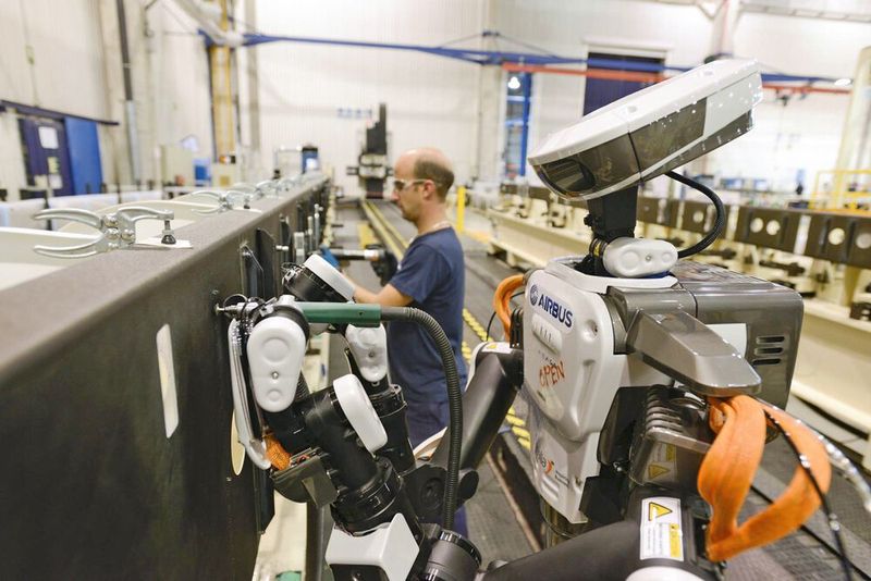 Die Mensch-Maschine-Kooperation gehört zu den Parametern, die zukünftig bei der Fabrikplanung beachtet werden müssen. (Bild: Airbus)