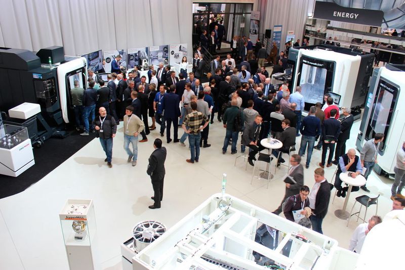 Wie jedes Jahr herrscht gute Stimmung unter den Gästen der traditionellen Hausausstellung von DMG Mori in Pfronten. (Sonnenberg)