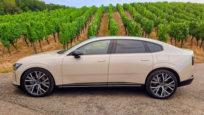 2. Die Abmessungen: Der exakt fünf Meter lange Volvo ES90 hat eine für eine Limousine außergewöhnlich hohe Bodenfreiheit von 18 Zentimetern. Auch die Höhe von etwa 1,55 Metern überragt die Konkurrenz um ein paar Zentimeter. Das erleichtert nicht nur den Einstieg, sondern sorgt auch für bessere Übersicht. Neben der hohen Bodenfreiheit sticht beim ES90 auch das hohe Heck ins Auge. Der Radstand ist mit 3,1 Metern üppig. (Bild: Mauritz – VCG)