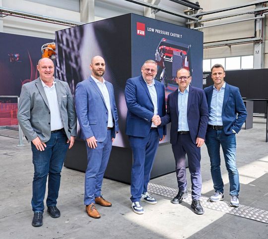 Kurtz Ersa übergibt den Gießereimaschinenbau an Fill: (v.l.) Thomas Rathner (Leitung Kompetenz Center Gießereitechnik, Fill), Christian Diehm (Head of Corporate Finance, Kurtz Ersa), Thomas Mühleck (CEO, Kurtz Ersa), Andreas Fill (CEO, Fill), Martin Reiter (CFO, Fill)(Bild:  Fill Gesellschaft m.b.H.)