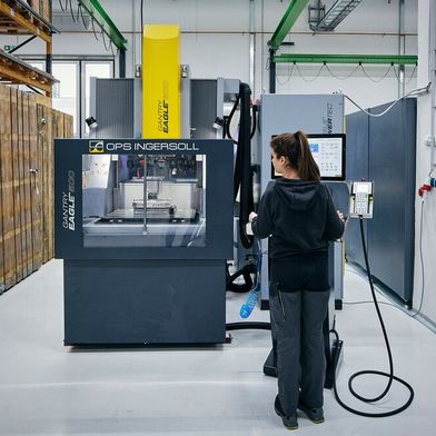 Die OPS-Ingersoll-Senkerodiermaschine, die jetzt bei „1zu1scale“ zur Verfügung steht, erlaubt es nun, Spritzgießwerkzeuge auch aus langlebigem Stahl zu fertigen, was zur Erhöhung der möglichen Stückzahlen beiträgt. (Bild: D. Tdorovic)