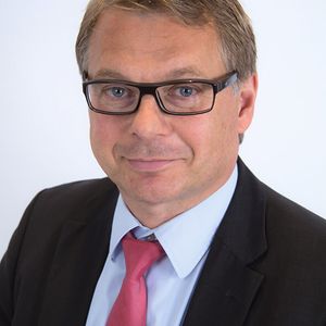 „Eine wichtige Entwicklung begann Anfang des Jahrhunderts mit Umstellung der ehemals propietären Betriebssysteme auf die Standard-Betriebssysteme wie beispielsweise Microsoft Windows mit all den damit verbundenen Herausforderungen für Anwender und Hersteller", Daniel Huber, ABB.