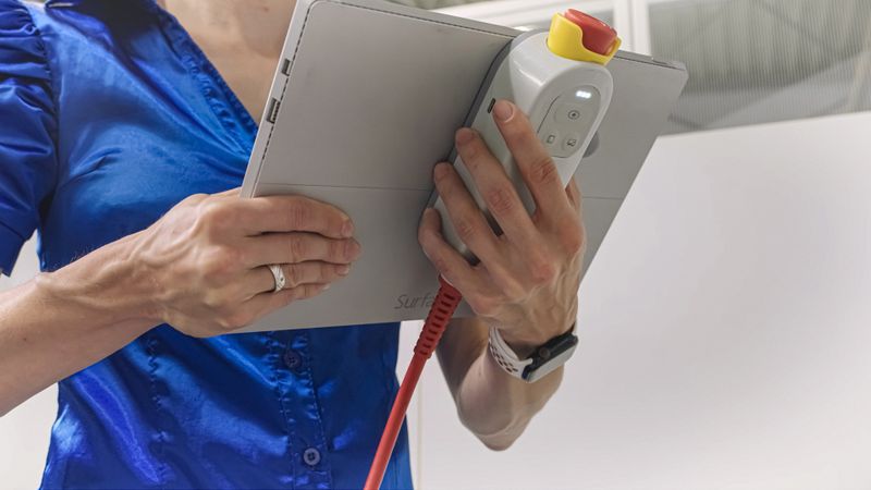 Das neue E-Device von ABB Robotics ermöglicht die Bedienung, Programmierung und Überwachung OmniCore-gesteuerter Roboter und Cobots über die Tablets und PCs der Anwender.(Bild:  ABB Robotics)