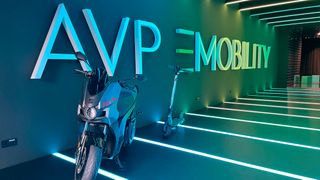 AVP Autoland hat eine neue Firmentochter namens AVP E-Mobility. In Plattling gibt es dafür nun auch einen eigenen Showroom. (Bild: Seyerlein/VCG)