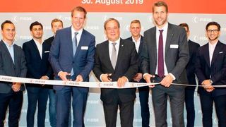 Zur Eröffnung des Fiege „Mega Center“ waren viele Vertreter aus Politik und Wirtschaft gekommen – unter anderem der nordrhein-westfälische Ministerpräsident Armin Laschet (Mitte). (Fiege)