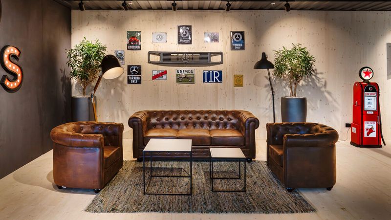 Die Sitzecken sind gemütlich gestaltet. (Bild: Daimler Truck AG)