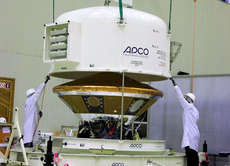 Entladung von «Schiaparelli» aus seinem Transportcontainer in Baikonur. (Bild: Esa)