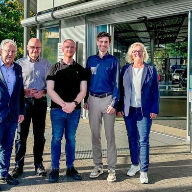 Hofmann Automobile wächst; ab 1.1.2027 gehört auch das Autohaus Waldmüller zu der Autohausgruppe: (v.l.) Helmut Waldmüller, Klaus Schmidt, Timo Schmidt (alle Autohaus Waldmüller), Florian Hofmann, Kerstin Bacher (beide Hofmann Automobile) (Bild: Hofmann Automobile)