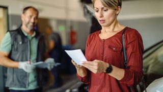 Wer möchte, dass seine Kunden bei der Fahrzeugabholung keine böse Überraschung erleben, tut gut daran, diese über Auftragserweiterungen zu informieren und seine Stundenverrechnungssätze offen zu kommunizieren. (Bild: © Drazen - stock.adobe.com)