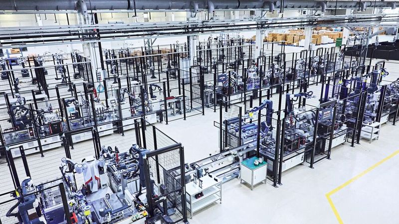 Roboter bauen Roboter in Fürstenfeldbruck: Noch bauen Menschen mit in der Fertigung von Agile Robots.(Bild:  Agile Robots)