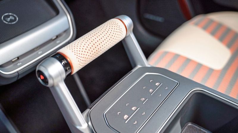 Ein Hingucker im Aiways U6 ist der Schubhebel wie im Flugzeug, der es aus der Studie in die Serie geschafft hat. (Bild: Aiways)