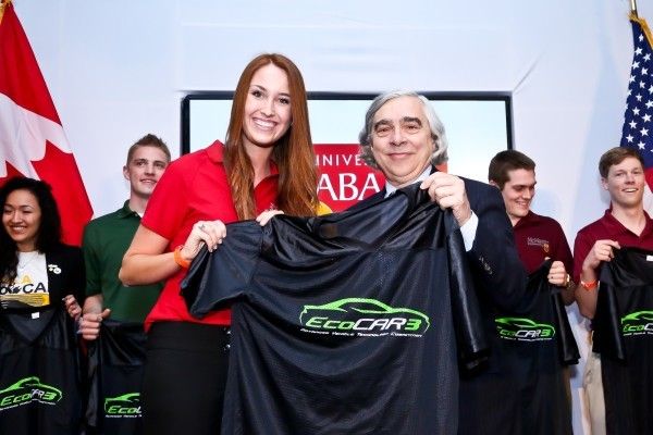 Dr. Ernest Moniz, Secrectary of Energy, US Department of Energy mit Teilnehmern der EcoCAR 3 Competition (Bild:  U.S. Department of Energy)