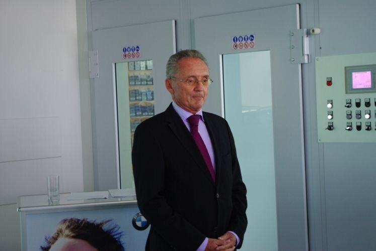 „Reisacher verkörpert und lebt mit seinen grünen Autohäusern Effizienz und nachhaltiges Handeln“, sagte Aftersaleschef BMW Deutschland Franz Thurner. (Foto: Reisacher)