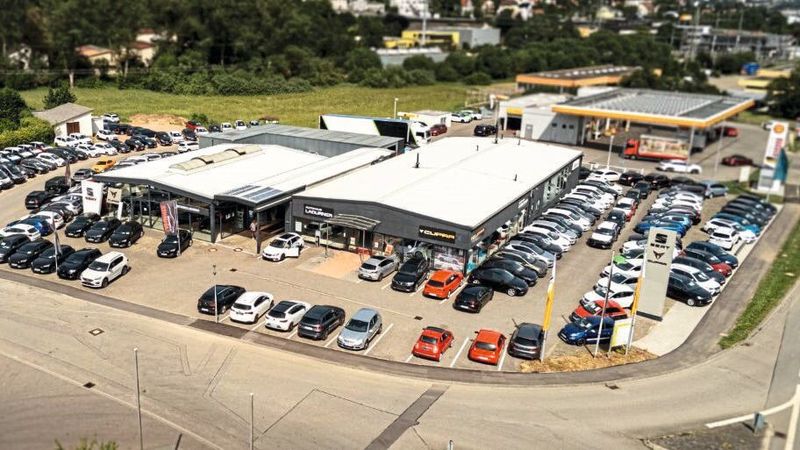 Nicht ganz klein: das Autohaus Ladurner in Tuttlingen.(Bild:  Graf Hardenberg)