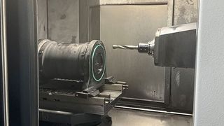 Ausgestattet mit einer Getriebespindel PC 100G mit 43 Kilowatt Antriebsleistung und 822 Newtonmeter Drehmoment geht man zwar noch nicht in Grenzbereiche aber die Zerspanungsleistung ist nicht ohne. (Bild: Heller)