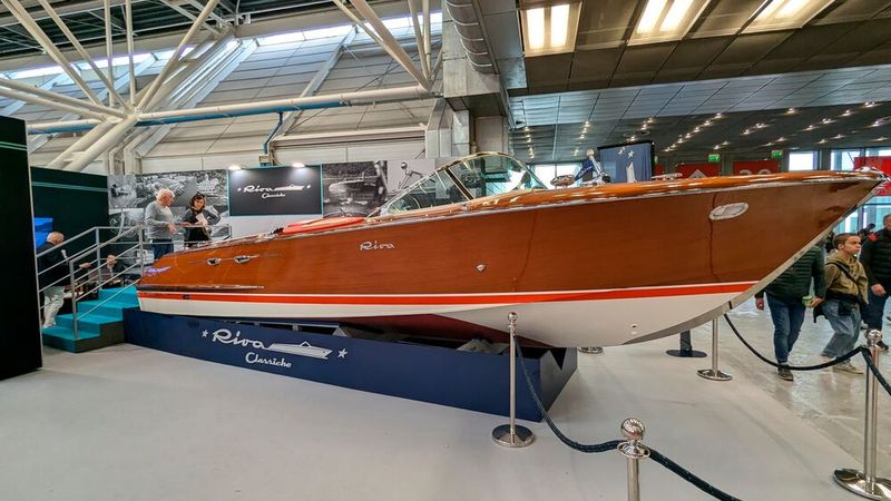 Ebenfalls ein Oldtimer, wenn auch ohne Räder: eines der berühmten Riva Boote. (Bild: Dominsky)