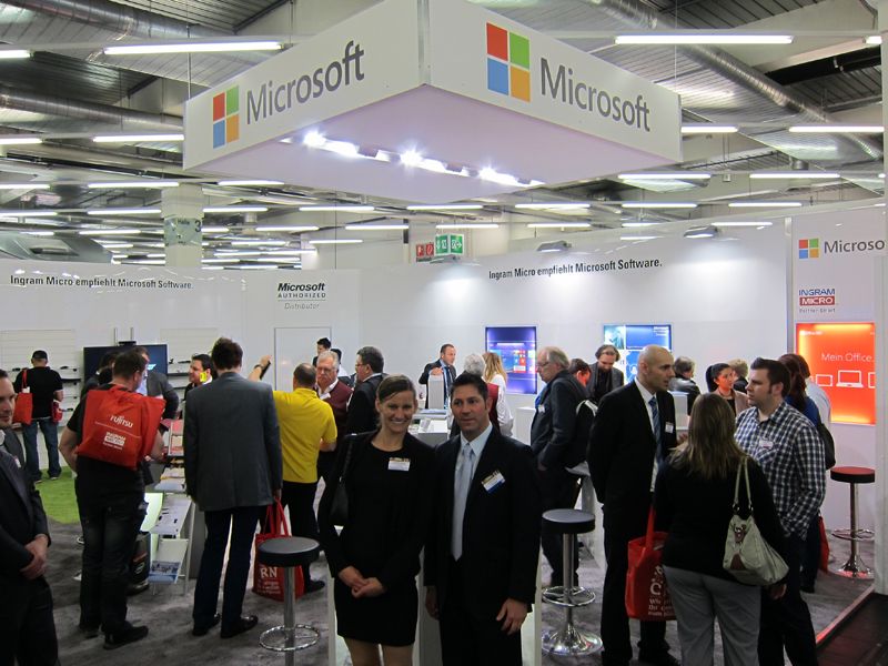 Stephanie Gundolf, Ingram Micro, und Torsten Dieterich, Microsoft, freuten sich über zahlreiche Besucher. (Bild: IT-BUSINESS)