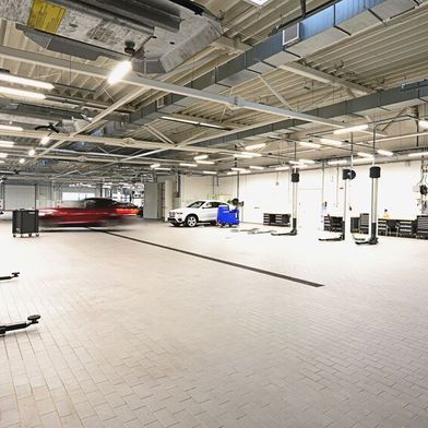 Sind bei Ihnen auch Bühnen frei? Jetzt gilt es im Markenhandel, die Werkstatt durch aktive Maßnahmen wieder besser auszulasten. (Bild: © PixieMe - stock.adobe.com)