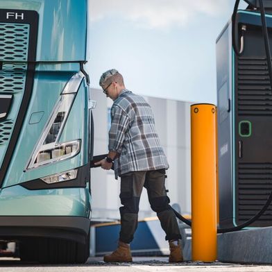 Das Öko-Institut hat Furhunternehmen zu ihrer Zufriedenheit mit elektrisch angetriebenen Lkw befragt. (Bild: Volvo Trucks)
