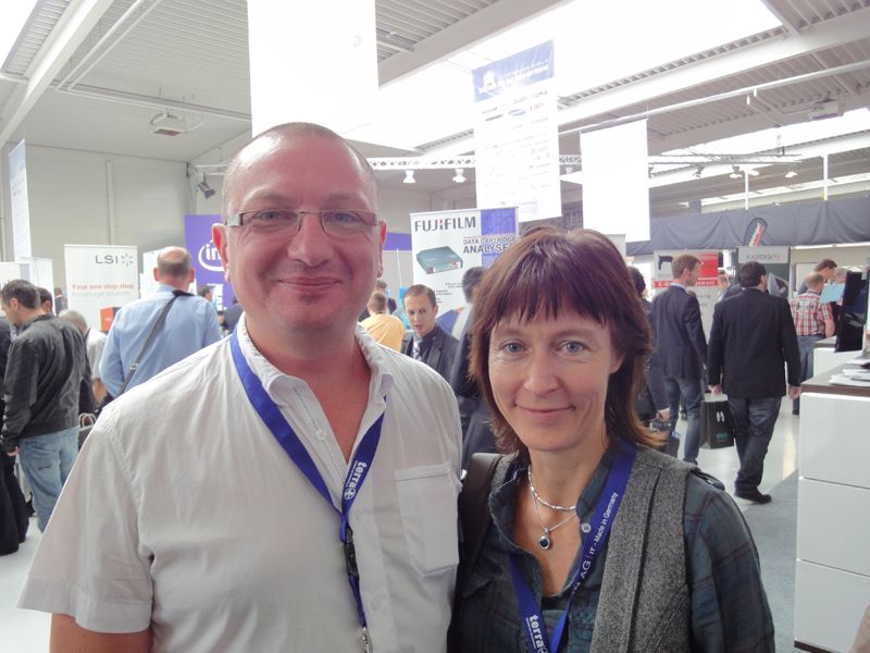 Frau und Herr Neitzke, AVM, finden spannende Produkte auf der Hausmesse. (Archiv: Vogel Business Media)