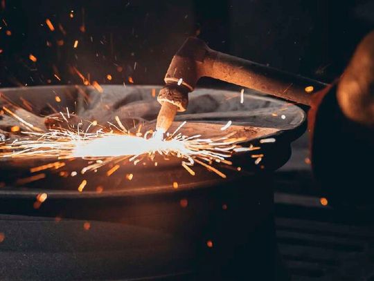 Jetzt kommt Licht ins Dunkel! Eine Studie der Fachhochschule Wien und des Strategieberaters Kaufmann/Langhans analysiert, warum Pay-per-use-Finanzierungsmodelle bei Maschinen und Anlagen die Zukunft bedeuten könnten – vor allem in Krisenzeiten.(Bild:  Kaufmann/Langhans und FH-Wien)