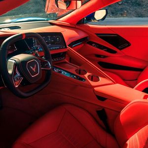 Wie bisher bietet die Corvette C8 einen sportlichen Innenraum, der seinen maximal zwei Gästen einen gewissen Komfort bieten kann.(Bild:  Chevrolet)