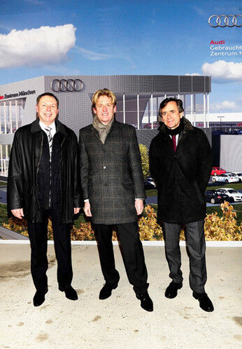 Center-Leiter Hans-Joachim Radde, Audi-Vertriebschef Wayne Griffiths und Thomas Günther (v. li.) Gesamtvertriebsleiter Audi Region Süd posieren vor dem künftigen Audi-GW-Zentrum (Foto: Audi)